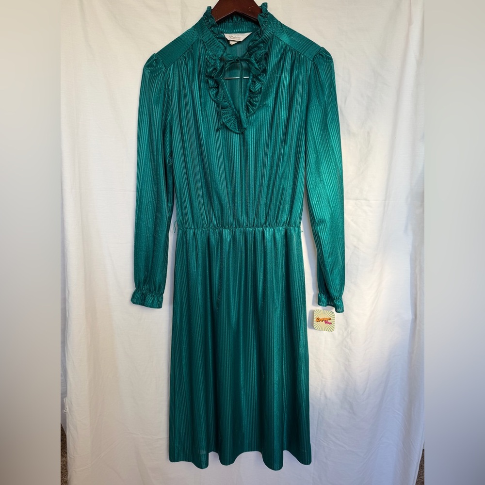 1970s Vintage JC Penny Fashions S Ruffle
Keyhole Neck Knee Length Dress - Picture 3 of 12